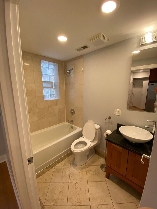 Building Photo - 1446 W Thorndale Ave