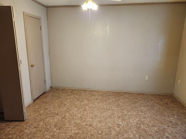 Building Photo - 1 bed apartment