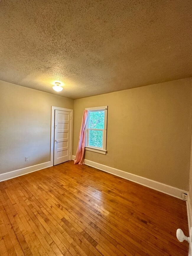 Building Photo - 4 Bed Room 2 Bath Big Yard