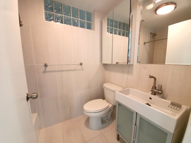 Building Photo - Stunning Pool Home in Sapphire Shores – West of the Trail Near the Ringling Museum