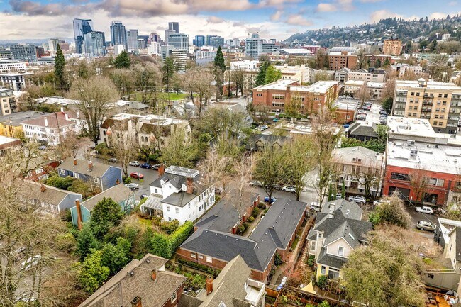 Building Photo - Charming 1 Bed, 1 Bath Apt in Ideal NW Area