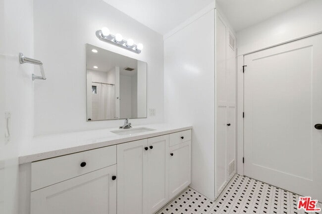 Building Photo - 1741 N Ave 46