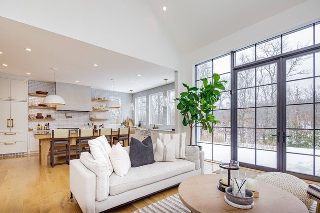 Building Photo - 13 Hilltop Ln