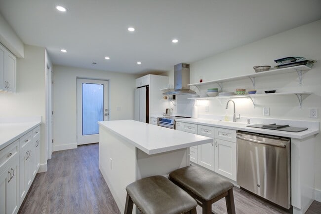 Building Photo - Single Apartment (brand new)