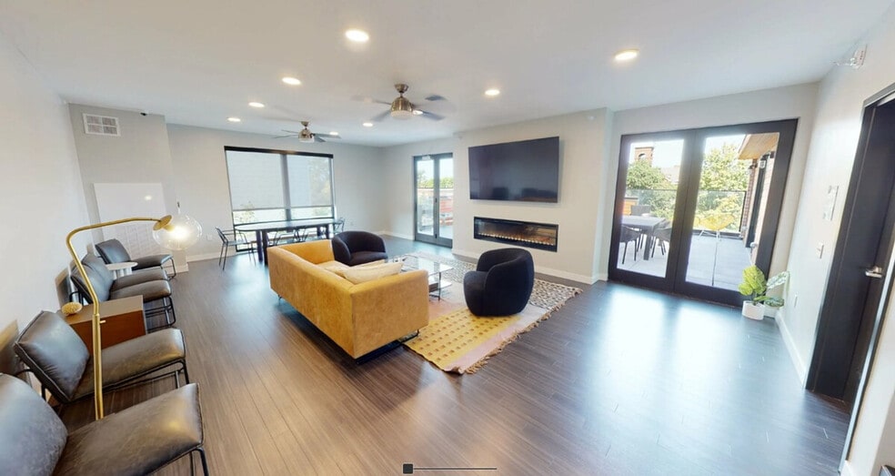 Building Photo - 2530 University Ave