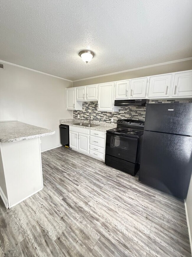 Building Photo - Oxford-2 Bedrooms