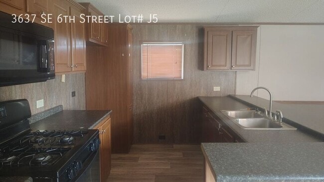 Building Photo - 3637 SE 6th St