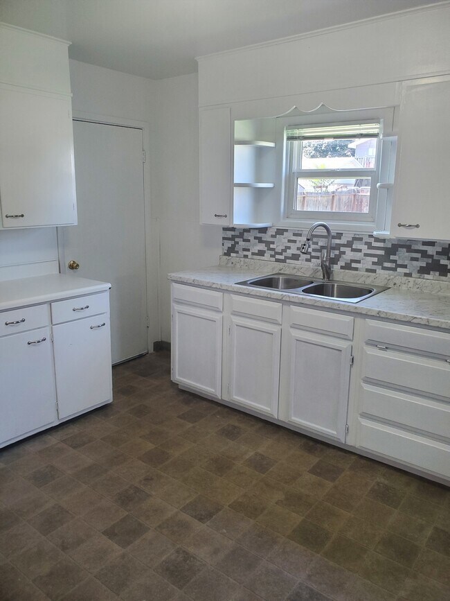 Building Photo - 610 S 8th Ave (C. Lee)