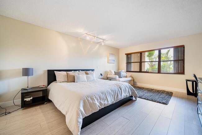 Building Photo - 5100 N Ocean Blvd