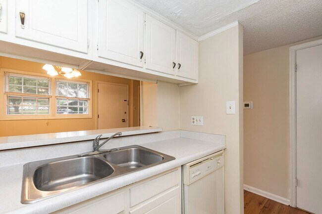 Building Photo - Two Bedroom End Unit Home!