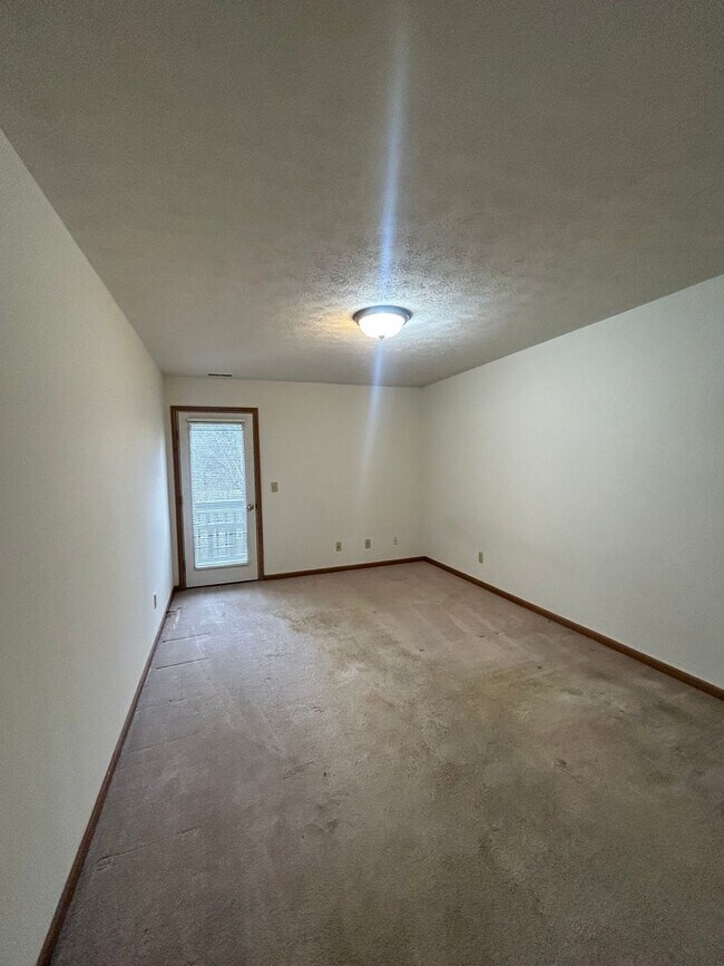 Building Photo - 3 Bedroom Townhome
