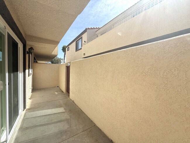 Building Photo - RECENTLY RENOVATED! 3 Bedroom 1 Bathroom Apartment in Indio, CA
