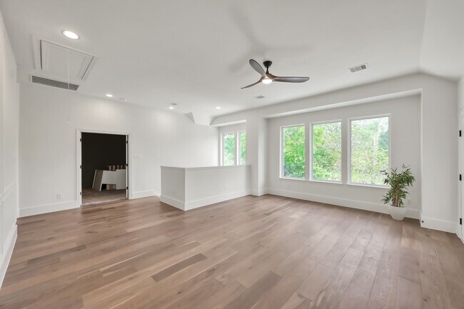 Building Photo - 11 Clare Point Dr
