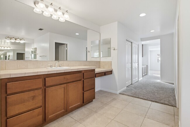 Building Photo - 1059 Vista Pointe Blvd