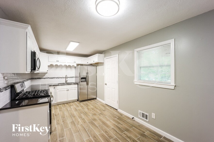 Building Photo - 743 Oak Dr