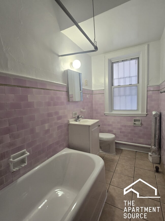 Building Photo - 1806 W Farwell Ave