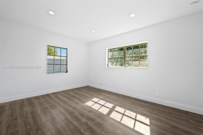 Building Photo - 2444 Plunkett St