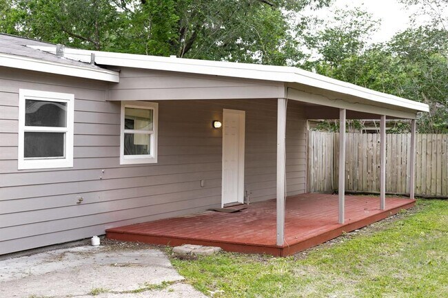 Building Photo - 2121 Holly Dr