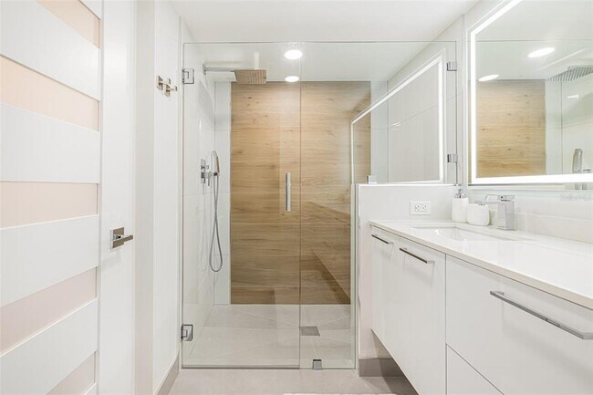 Building Photo - 16320 Kelly Cove Dr