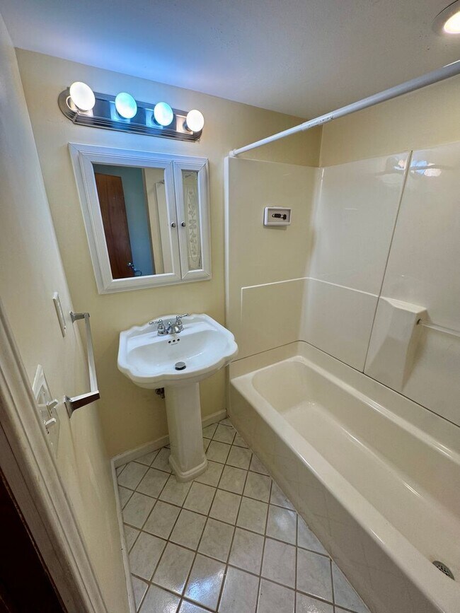 Building Photo - 1076 Thornwood Dr