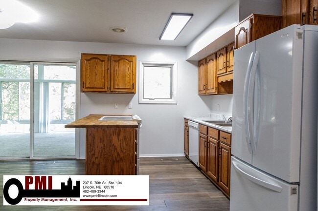 Building Photo - 8030 N Hazelwood Dr