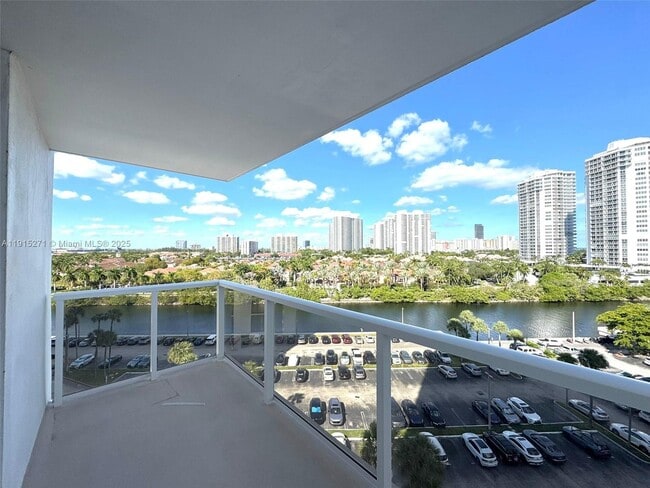 Building Photo - 3731 N Country Club Dr