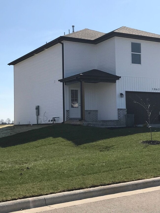 Building Photo - Executive Rental - 4 Bedroom 2 Baths