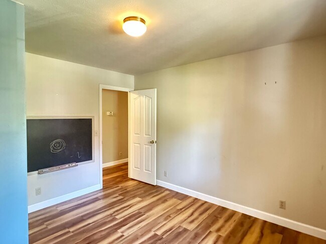 Building Photo - 3 Bedroom 2 Bath Home with Bonus Room larg...