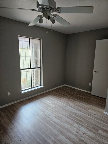 Building Photo - 10603 S Wilcrest Dr