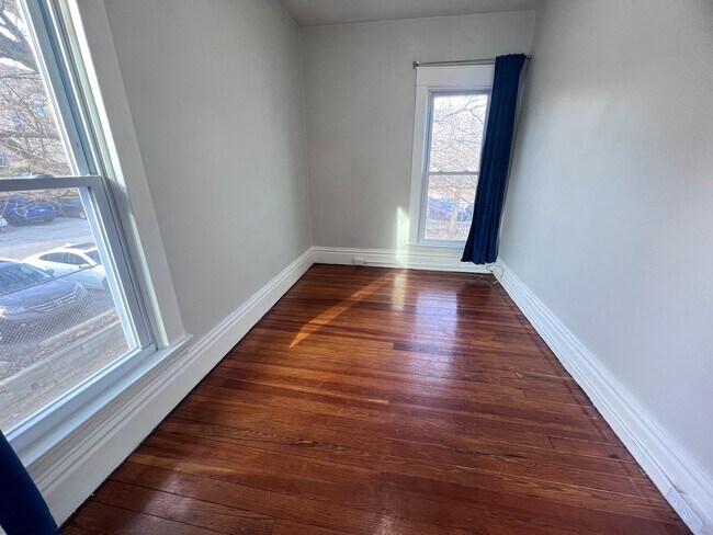 Building Photo - Two Bedroom Apartment! Three Blocks from Michigan Ave (Medical Mile)