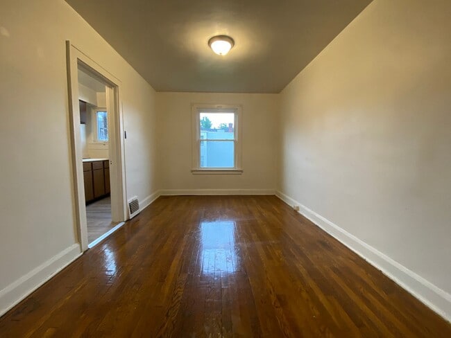 Building Photo - Stunning Two Bedroom Apartment in Oakland! Washer & Dryer Hook-Ups in Basement! Call Today!