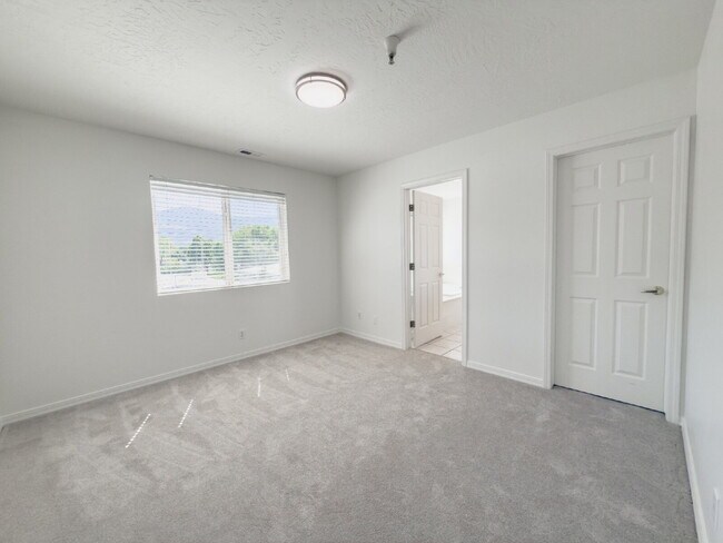Building Photo - Spacious, NEWLY RENOVATED 3-Bedroom, 2-Bathroom Condo in Bountiful!