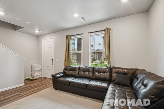 Building Photo - Charming 3BR Townhome in Castle Pines