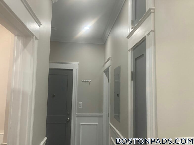 Building Photo - 1572 Commonwealth Ave