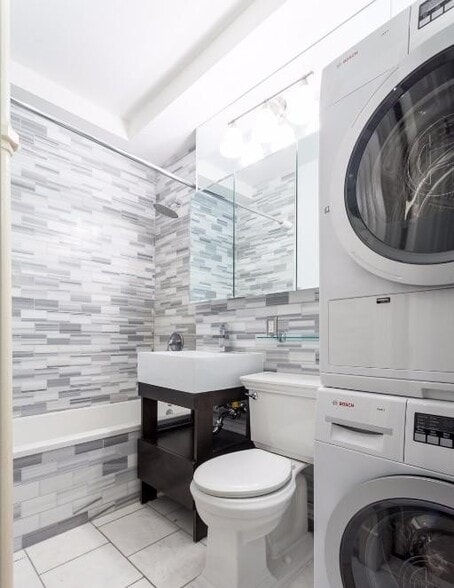 Building Photo - 562 Hudson St