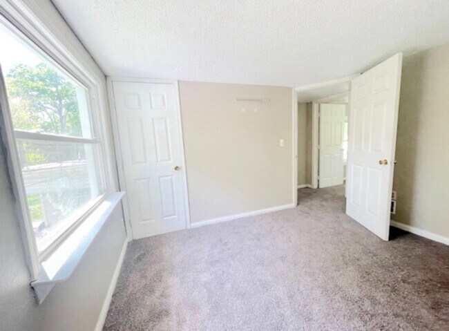 Building Photo - 2 Bed 1 Bath