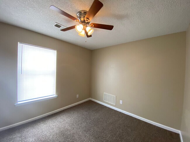 Building Photo - 4832 Royal Run Dr
