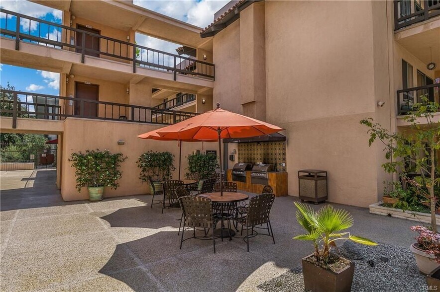 Building Photo - 1127 E Del Mar Blvd