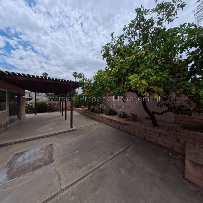 Building Photo - 5025 Pearblossom Dr