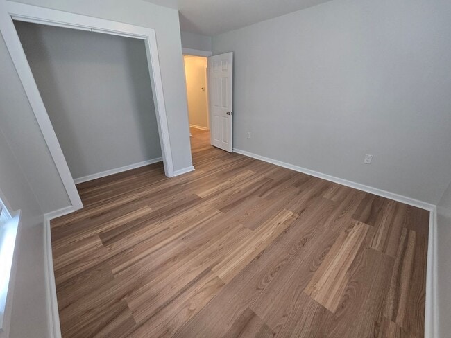 Building Photo - Cute Meadowview Bungalow; 3/1.5 Right in T...