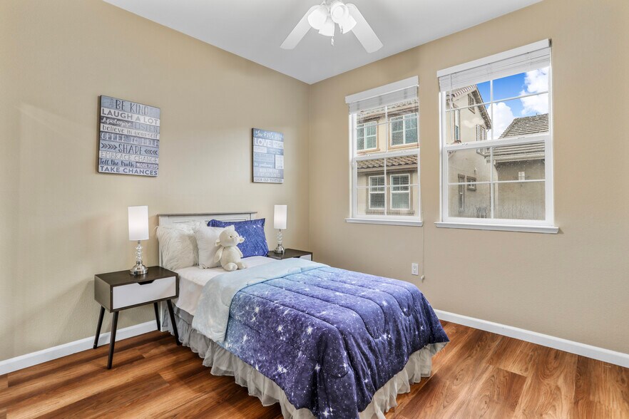Building Photo - 690 Claridad Loop