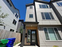 Building Photo - Beautiful 4Bd + 3Ba Home in North Portland...