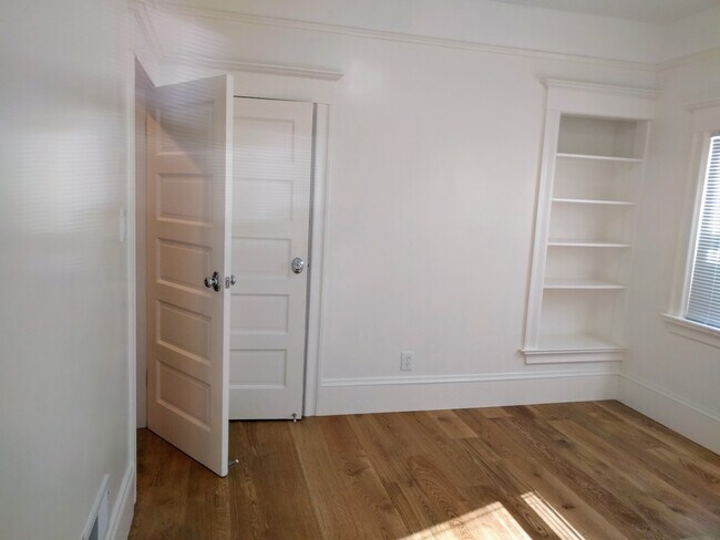 Building Photo - 678 Aileen St