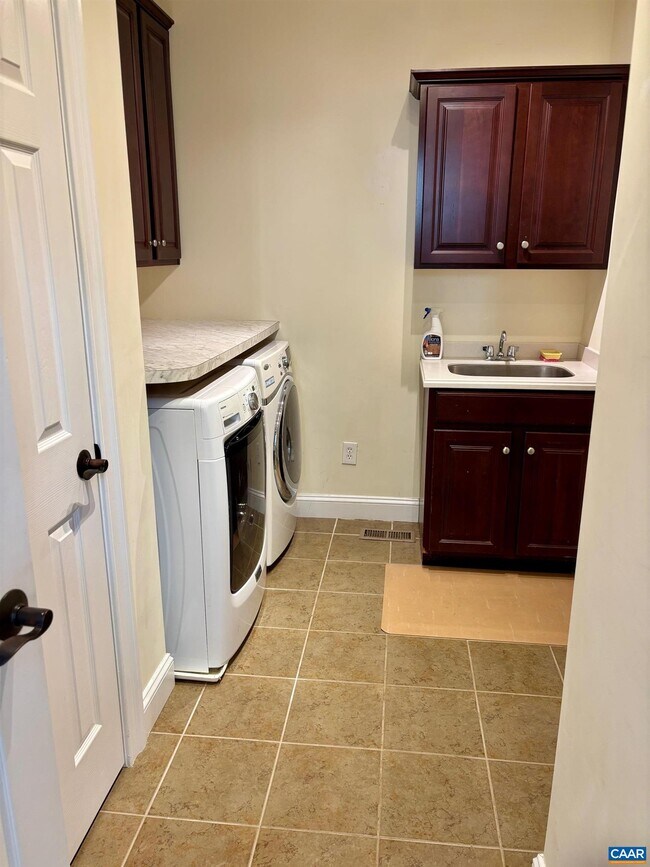 Building Photo - 643 Eight Woods Ln