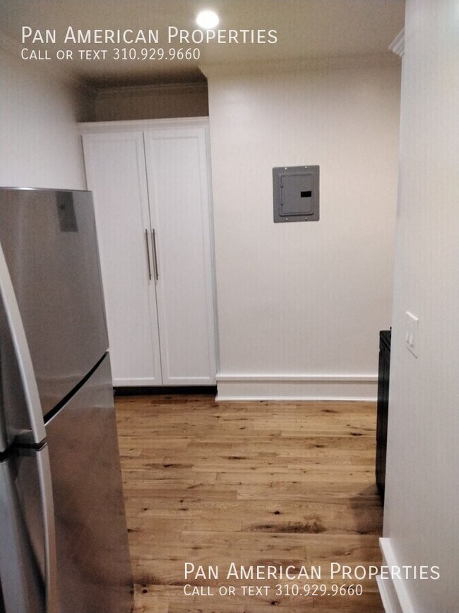 Building Photo - 447 1/2 W 4th St-A