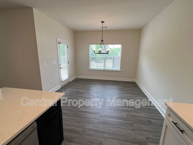 Building Photo - 102 Lariat Ct