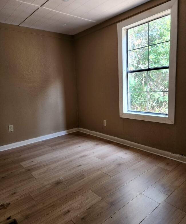 Building Photo - 890 Poinsettia Rd