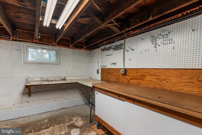 Building Photo - 201 Kenwood Ave