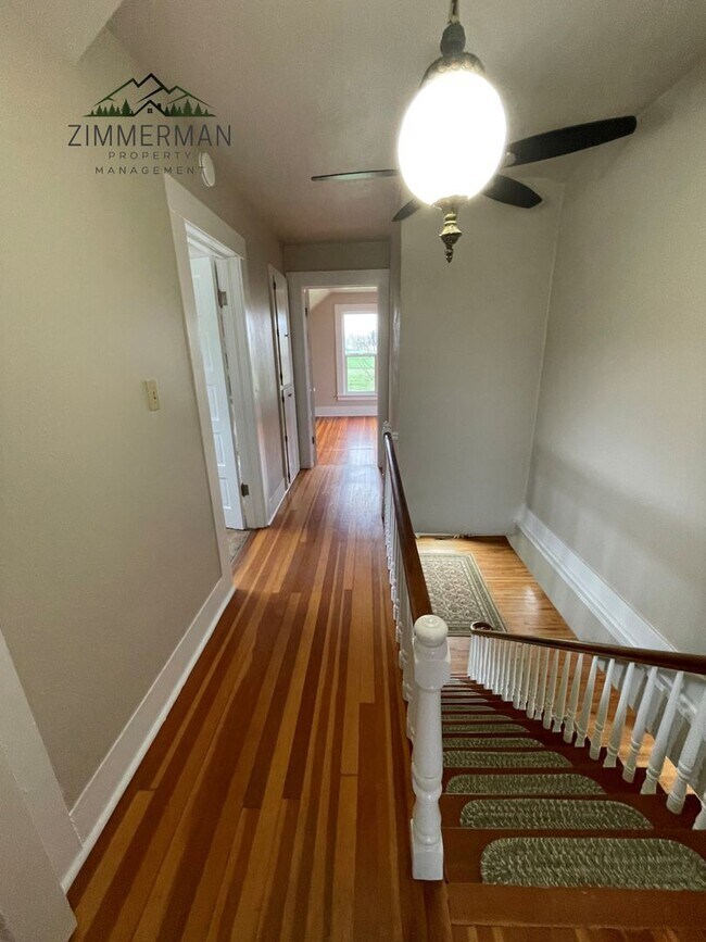 Building Photo - Adorable Updated Farmhouse in Creswell, OR