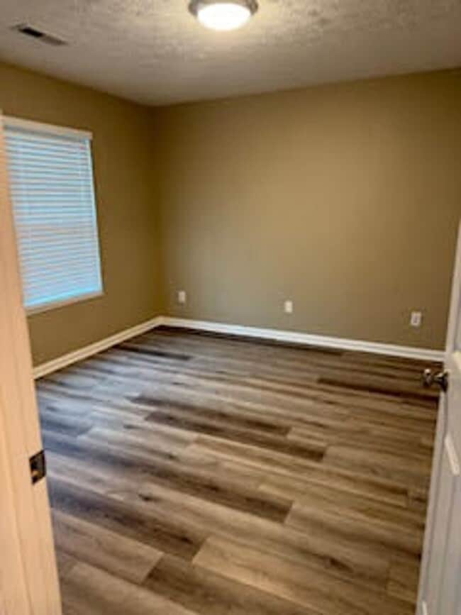 Building Photo - Knoxville 37934 - 2 bedroom, 2 bath condo - Contact Susan Niedergeses (865) 300-4722